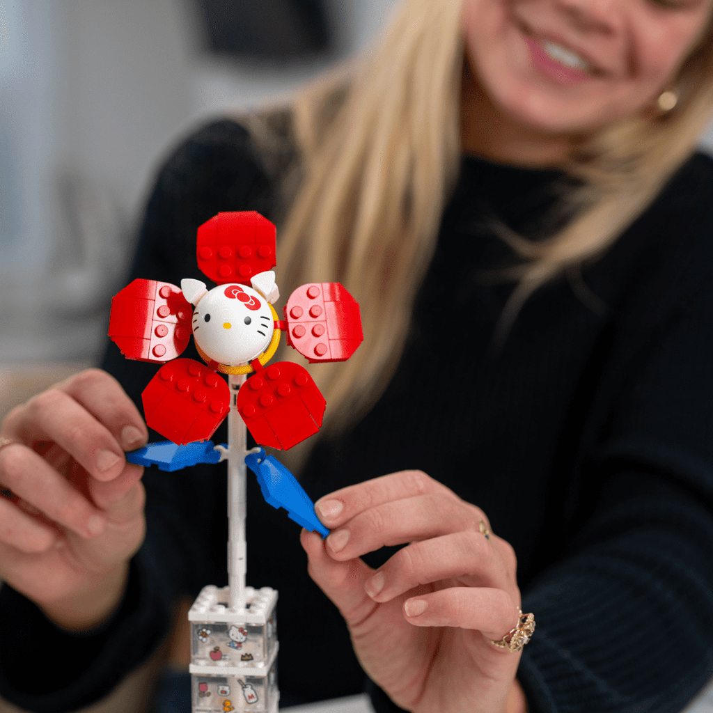 Brickcraft Hello Kitty Flower & Vase Building Kit (115 Plastic Pieces), Sanrio Hello Kitty Collection, Floral Decoration & Modular Vase Bouquet, Cute Home Décor